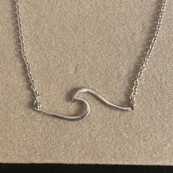 Elegant Silver Wave Necklace - Picture 1 of 3